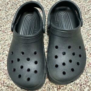 Woman’s size 6 crocs. Excellent used condition.